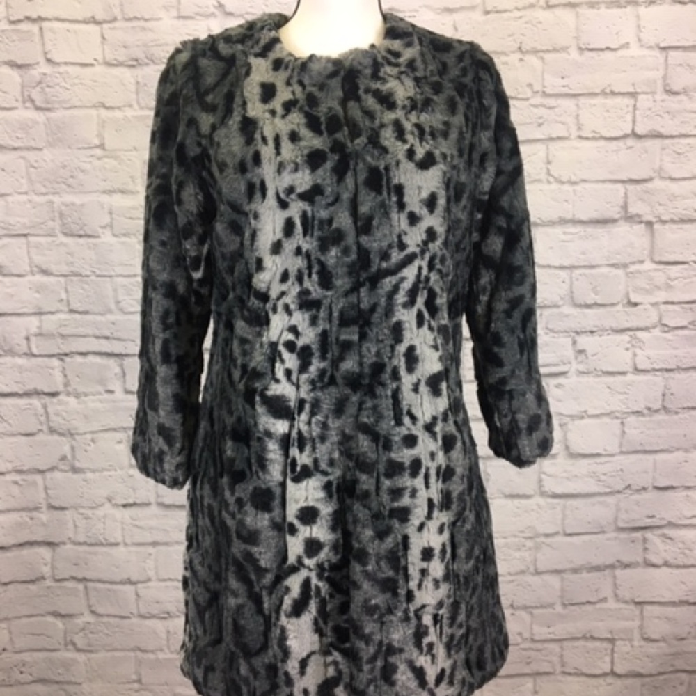 Coat Sale! 💫Faux Fur Collarless 3/4 Sleeve Coat - Picture 2 of 8
